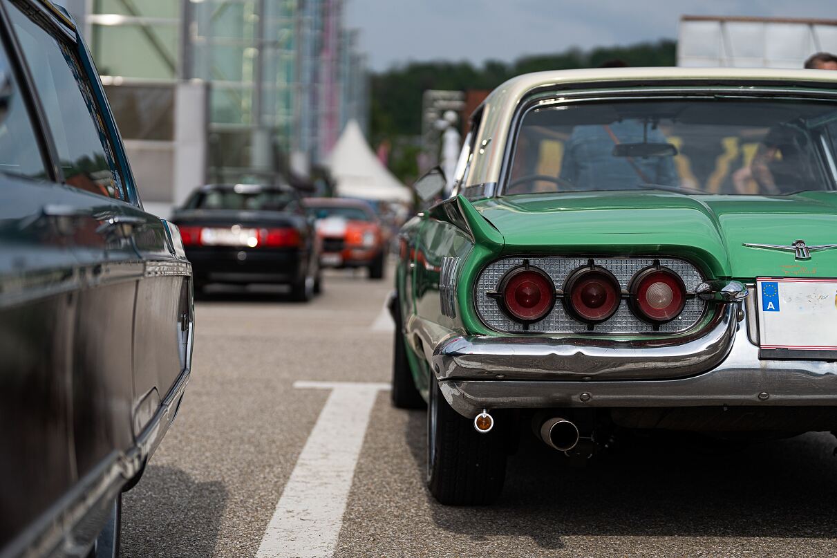 Bild2_US-Car-, Oldtimer- & Sportwagen-Treffen am VARENA Sky-Parkdeck (c) Harald Tauderer 