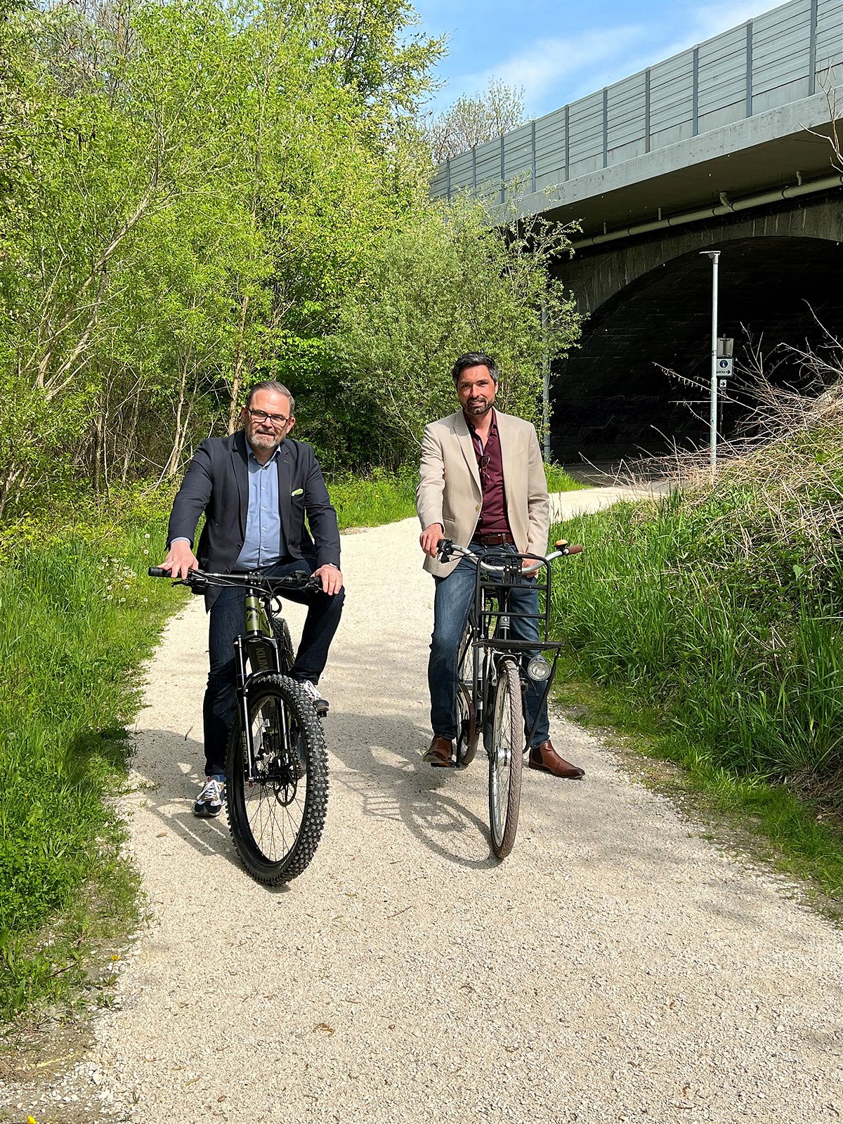 Bild1_Center-Manager Thomas Krötzl (v.l.) und Bürgermeister Schobesberger am Rad