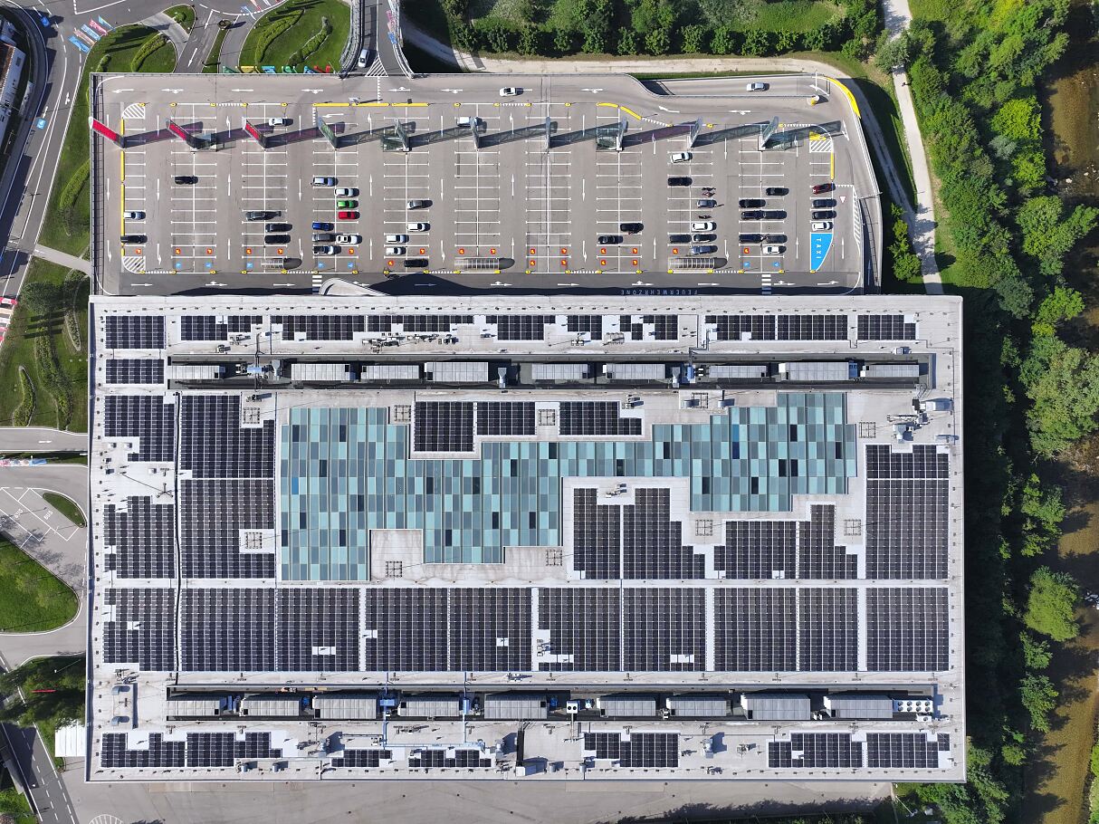 Bild 4_Photovoltaik-Anlage auf dem Dach der VARENA