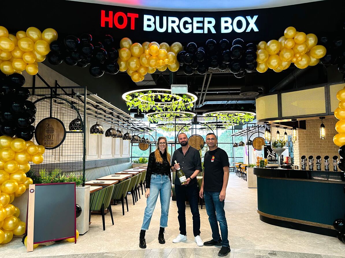 Bild1_Eröffnung der Hot Burger Box in der VARENA (c) VARENA