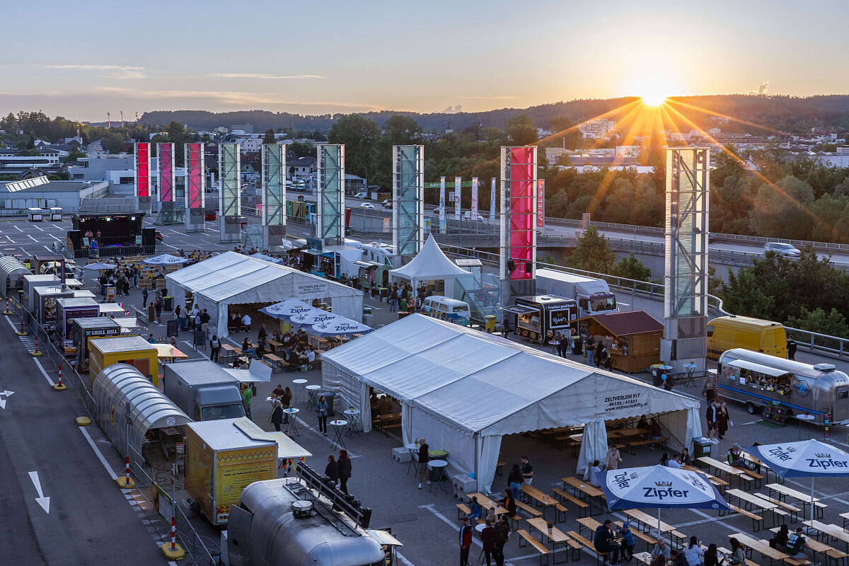 Bild_1 Streetfood Market 2025 in der VARENA (c)DERFRITZ Grafik und Fotografie e.U.