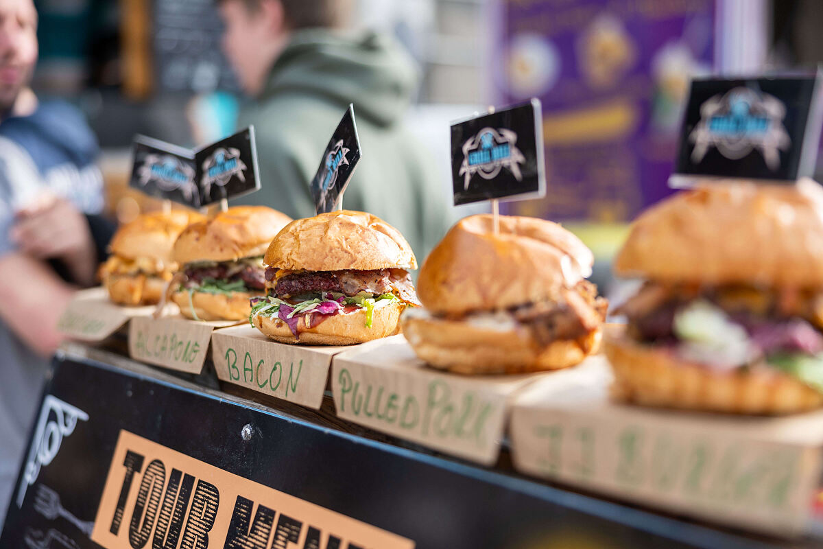 Bild_2 saftige Burger der Foodtrucks am Streetfood Market (c)DERFRITZ Grafik und Fotografie e.U.
