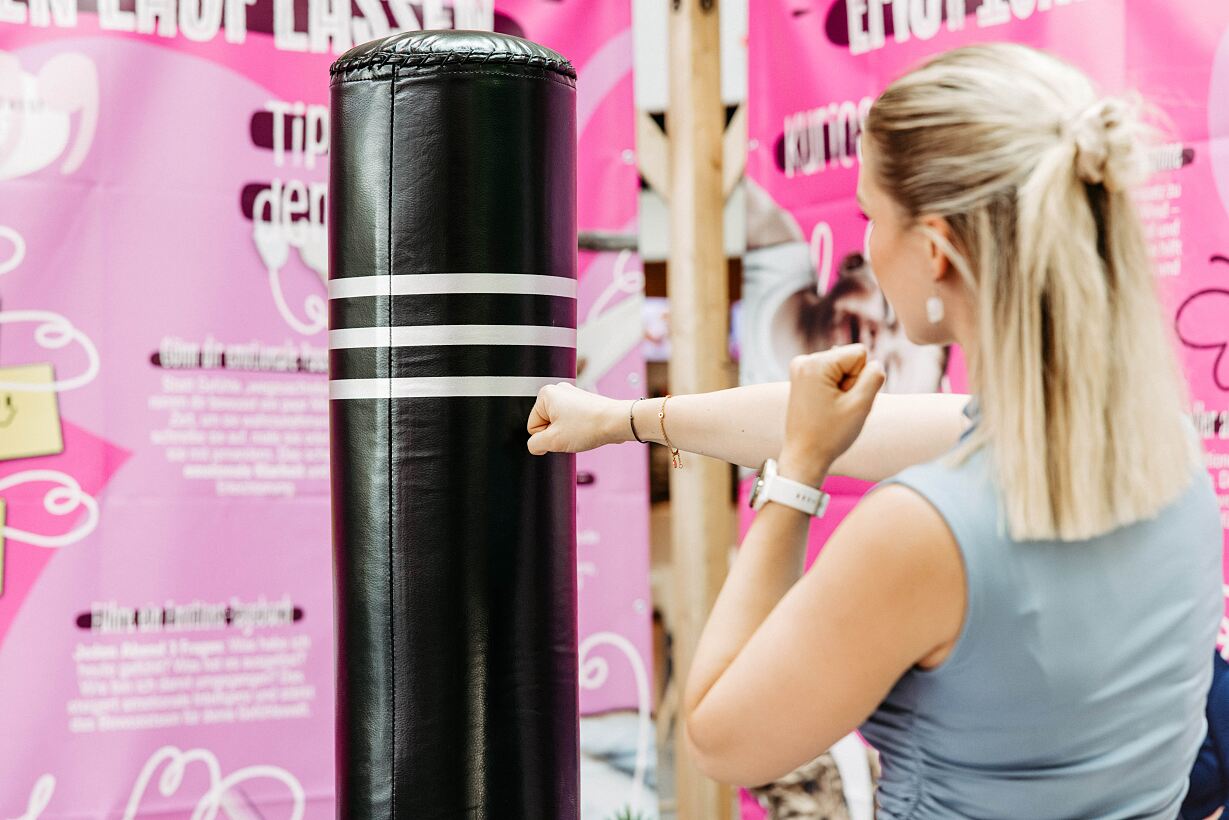 Bild 2_ Der Boxsack als Highlight bei der Ausstellung. (c) CITYPARK Graz_Gasser_Benjamin