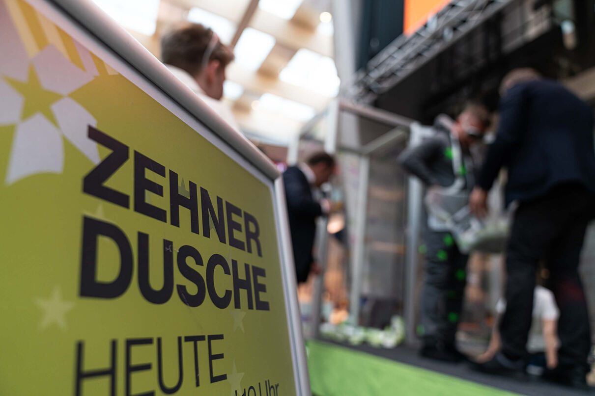 Bild1_ZEHNER-Dusche in der VARENA (c) Harald Tauderer