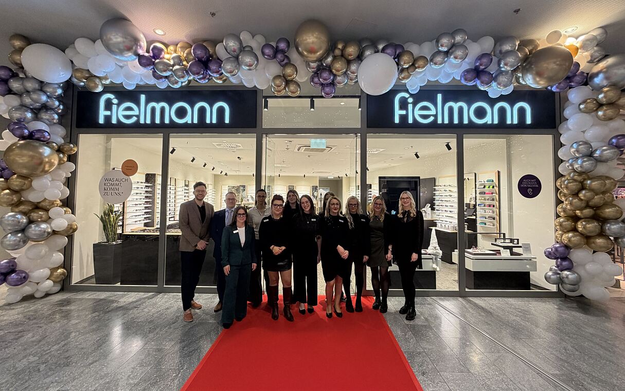 Bild 2 Das Fielmann-Team rollt den roten Teppich für die Kunden aus. © Fielmann