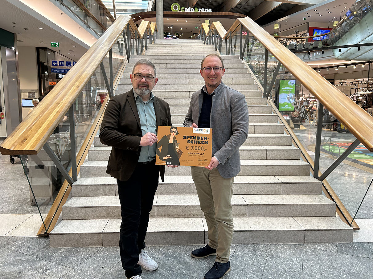 Bild1_Übergabe Spendenscheck an Kinder Villa Steinbach (c) VARENA